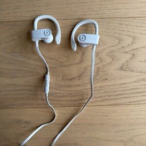 Beats by Dre White Wireless Earphones